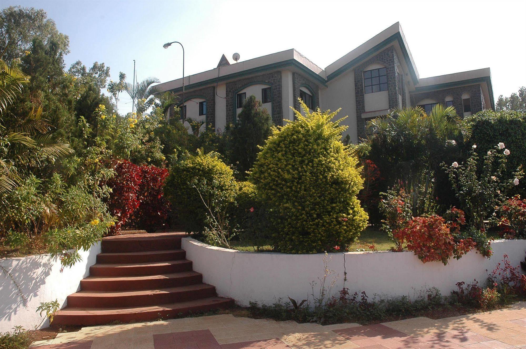 Aveda Blue Country Resort Panchgani Exteriör bild